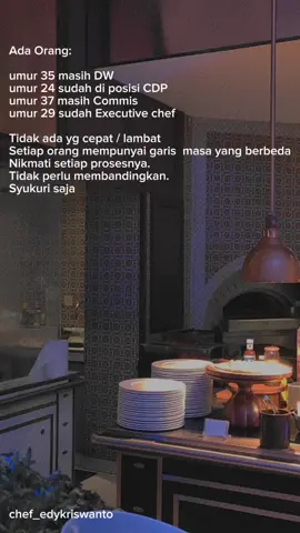 Semua mempunyai proses dan jalan nya masing-masing,tak perlu membandingkan .. .. #karir #perjalananhidup #perjalananmasihpanjang #perjalanankarir #kitcheninspirations #kitchenlifes #kitchenkniveid #kitchenquotes #chefslifeeasylife #chefslive #chefslove #culinarychefs #buffetsetup #buffet #buffetstall 
