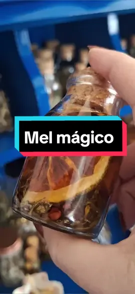 MEL MÁGICO 🍯✨ Use em velas e sobre o nome de alguém que precisa ficar doce com você ✨ Escreva o nome da pessoa, coloca em um pratinho e cubra com o mel.  Lembre-se de colocar a sua intenção 🍯🖤 . . #bruxasolitaria #magianatural #bruxanatural #bruxariaverde #tarot #luanegra #ervasmagicas #hécate #ervassagradas #bruxaverde