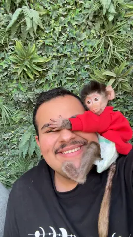 مغطيه وجهي بيدها الصغييييرة❤️🤣🐒 #عز_الخد 