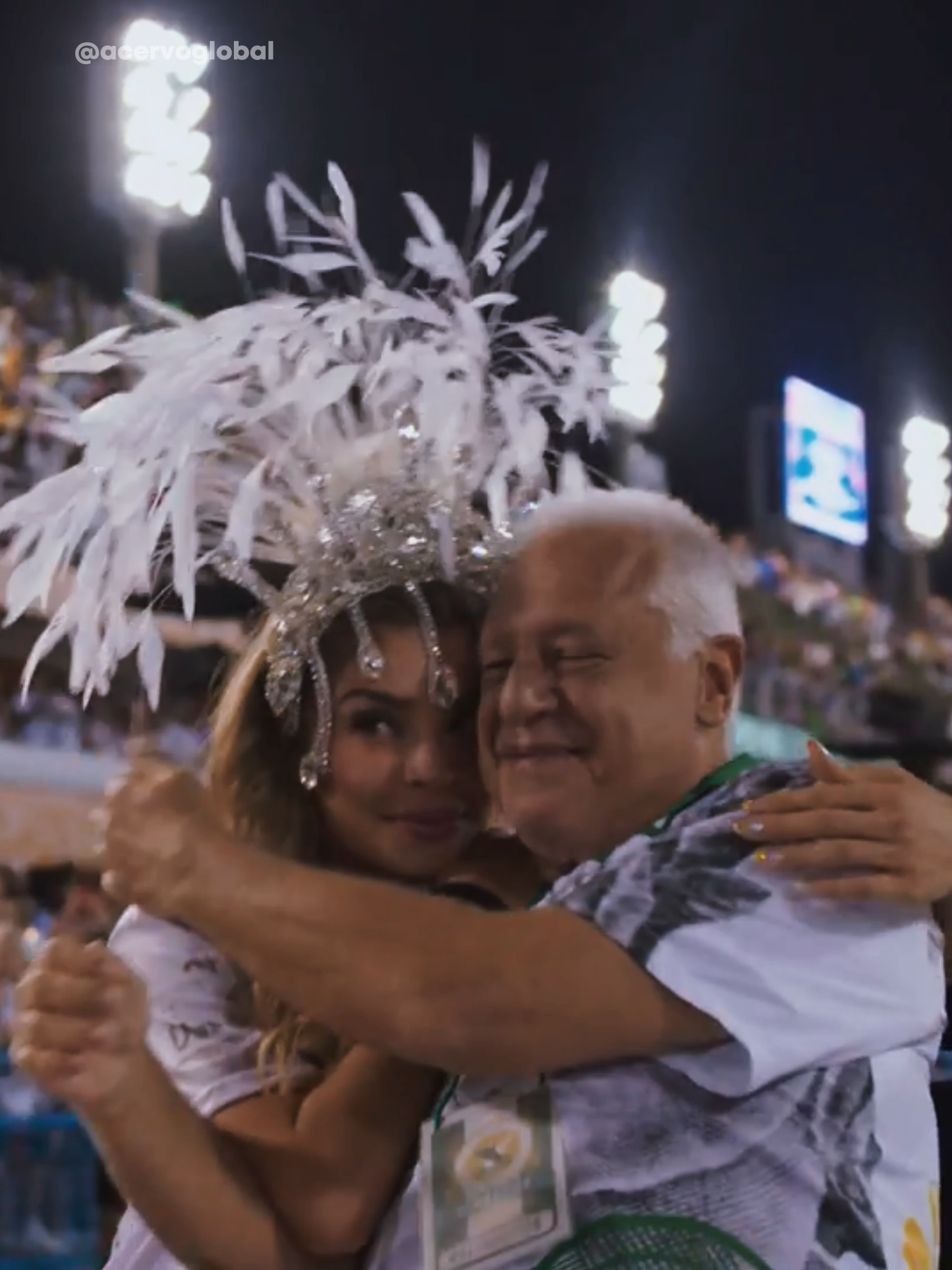 Que cena linda! Paloma (Grazi Massafera) e Alberto (Antonio Fagundes) desfilam juntos no Carnaval 🥹💃🎉 | Bom Sucesso (2019) 📺 #bomsucesso #bomsucessonovela #bomsucesso2019 #novelabomsucesso #grazimassafera #antoniofagundes #seualberto #palomaemarcos #palomaealberto #novela #novelas #novelasglobo #novelasdaglobo #tvglobo #globo #redeglobo #globoplay #fy #fypシ #fypシ゚viral #foryou #foryoupage #pravoce #noveladassete #noveladas7 #carnaval #carnaval2024 #carnavaltiktok