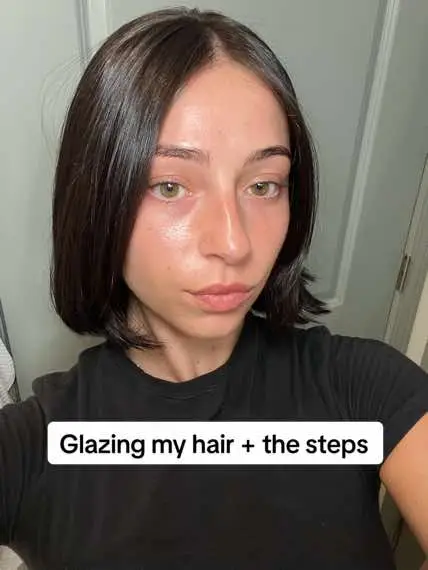 Lets dye our hair ladies 🫶🏼 my favorite way to refresh my hair. Decided this time to add some red, stunning 💌💌💌 #fy #hairtok #hairstyle #shorthair #glazing 