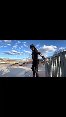she wishes she was rollin in the D 😭😭 #fyp #foryou #rollerskating #funny #viral 