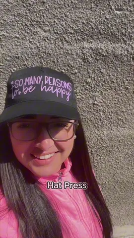 Acompáñame a conocer Cricut Hat Press ✨ Hatpress es la nueva estampadora térmica de gorras de @cricut @cricut_cl con ella podrás personalizar gorras tanto con vinil textil como #infusibleink  Gracias a su curva térmica, horma de prensado y sus 3 niveles de temperatura, obtendrás resultado uniformes ya que se ajustará a tu producto. Características - Incluye 3 niveles de calor de hasta 205ºC (400ºF). - Placa térmica curvada con revestimiento cerámico. Incluye una base rígida para proteger la superficie de trabajo y una horma de prensado especial para gorros. - Compatible con la aplicación Cricut Heat mediante conexión Bluetooth. - Con botón de inicio con cuenta atrás. - Tamaño: 12,7 x 7,6 cm (5” x 3”) Si tienes alguna duda no dudes en dejarme tu comentario al final de la publicación. Hat press herramienta ideal para emprender o para ampliar tu emprendimiento, encuéntrala en @mundocraft_chile  Cariños, Estefy #cricut #cricutchile #juntoscreamos #hatpresscricut #hatpress #estampadora #estampadoradegorras #emprendedores #entrepeneur #viniltextil #ironon @Cricut Latam 