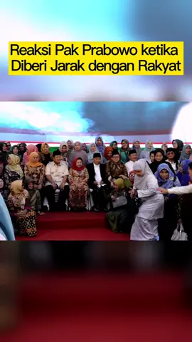 Reaksi pak PRABOWO ketika diberi jarak Dengan rakyat nya👍 #prabowosubianto  #prorakyatkecil  #presiden2024 