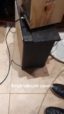 Amplificador valvular creado a partir de un viejo tocadiscos 