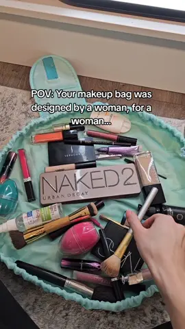 See and pack up everything in seconds 😍💄 #makeupbag #makeuphacks #beautyessentials 