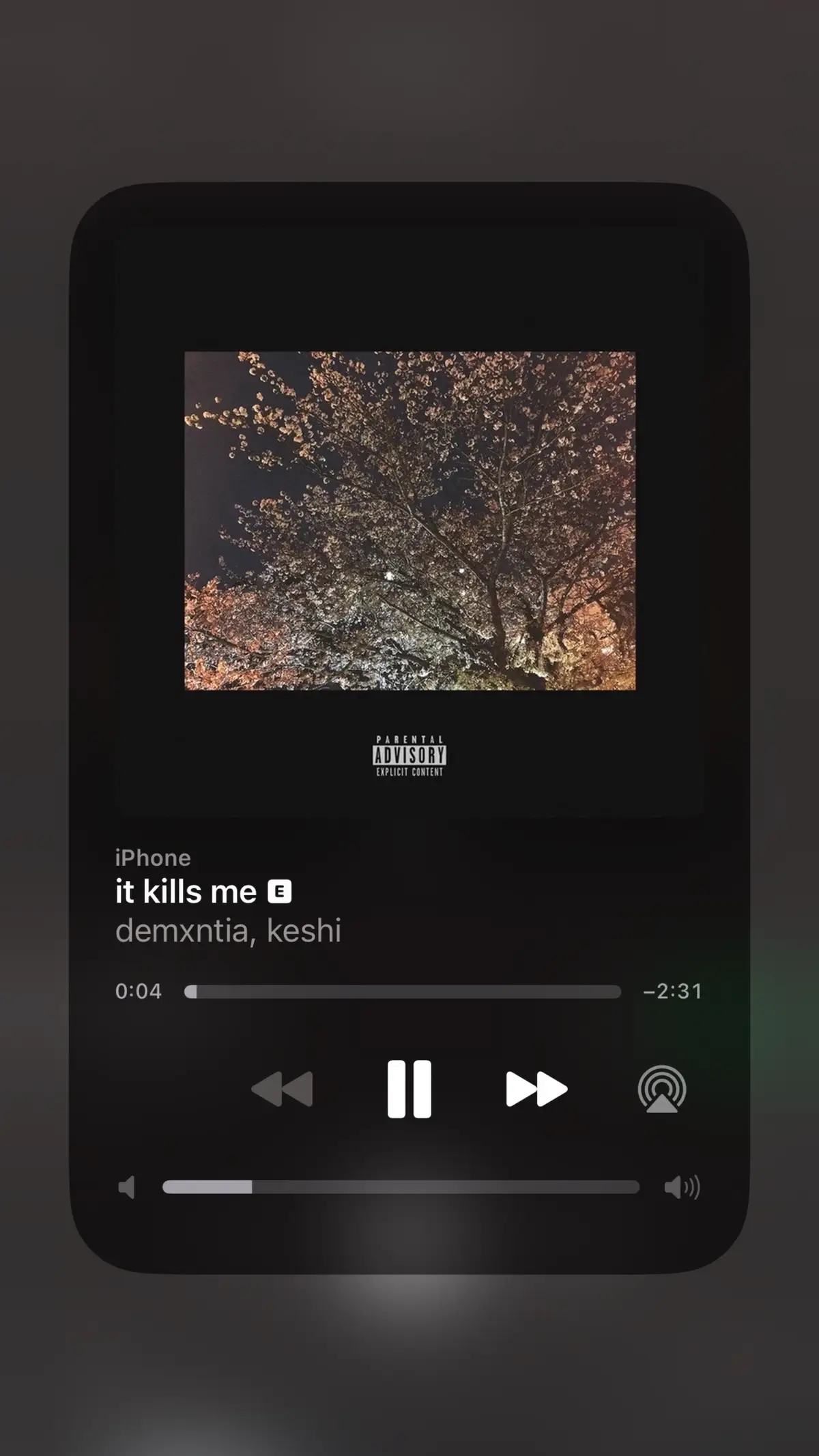 日本で知名度を上げてきているkeshiからit kills meを紹介します。この歌は複雑なロマンチシズムを描いた歌で、お互いまだ愛しているけど、手放さなければならない難しさを描いた曲でもあります。 いつかkeshiのライブを見に行きたい🥺 #100songs #100days100songs #100days #keshi #itkillsme