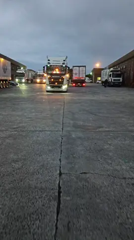 monday morning 🌄 #SAMA28 #scaniav8 #salongdistancetruckers #youngtrucker #scaniapower 