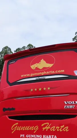 red bus Gunung Harta Trans #jb5 #cinematicbus #cinematic #bus #busindonesia #busmania #adiputro #adiputrokaroseri 