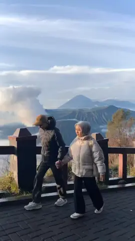 Pegang yang erat ya kita lalui bersama😁 Open trip bromo ready setiap hari #bromotrip #opentripbromo #tripbromomurah #bromo #outfitbromo #couplebromo 