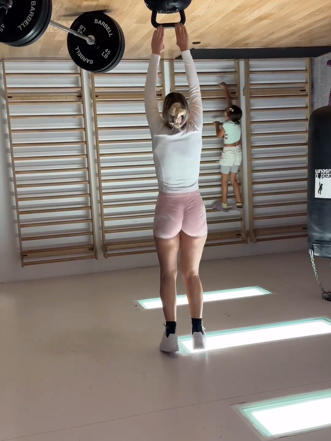 What is going on here? 🤔 (IG🎥: @veronica.avondale) #Unreel #Extreme #Illusion #opticalillusion #Gym