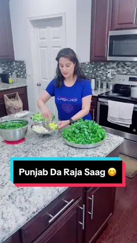 Saag Saag Saag with makki di Roti 🤣😂#tiktok #foryourpage #tiktokcanada #tiktokpakistan #europe #usa_tiktok #neetubahen #punjabi #saag #Recipe #favorite #happy #couple #punjab #funnyvideos #cooking #healthy #lahore 