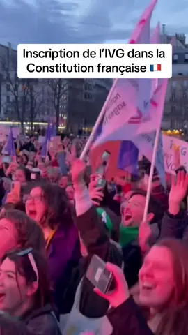 🔴Journée historique pour la #France, avec l'inscription de l'Interruption Volontaire de Grossesse (IVG) dans la Constitution ! Plusieurs centaines de personnes présentent place du Trocadéro à #Paris pour suivre l’événement. #IVGDansLaConstitution #IVG #IVGConstitution #femmesoftiktok #fyp #fypシ #fypシ゚viral #toureiffel #trocadero 