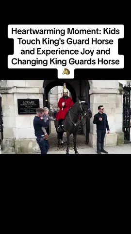 Heartwarming Moment: Kids Touch King's Guard Horse and Experience Joy and Changing King Guards Horse 🐴 #Kindness #HappyKids #TouchingEncounter
