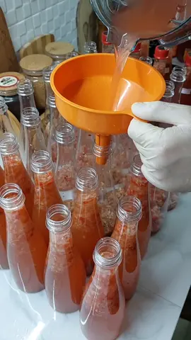 Norb's Spiced Vinegar Dekalidad na sangkap ang aming gamit. 100% vinegar tamis, anghang at linamnam ang matitikman. perfect sa chicharon, prito at lechon cebu. PM lang po sa order. salamat 🥰 #kikayboobaapproved #norbsdeepinsauce #spicedvinegar 