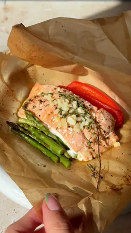 SALMON EMPAPELADO CON VEGETALES 🐟 This salmon and vegetable recipe is so easy to put together and only takes 10-15 minutes in the oven. It's perfect for a lazy dinner night while still hitting a bunch of great food groups. The veggies can be subbed for all different kinds, as well as the seasonings to add variation! Full recipe details are listed on my IG @thisisavocado_ Like + save this post to make next time you're craving something quick and nutritious! #salmonrecipe #quickdinnerrecipe #healthymeals #latinacontentcreator #fishrecipes #fyp