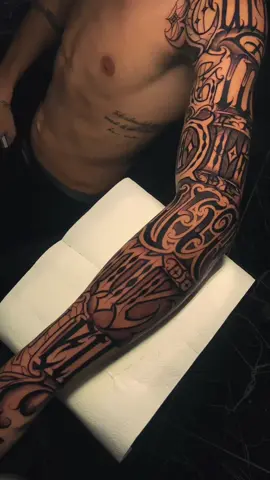 Respondendo a @ssx Trampo exclusivo realizado pelo @Raffa em uma única sessão🩸  Lettering feito totalmente no Free hand!  Frase do @Filipe Ret álbum RXVXL - CARREGO A GLÓRIA E A DOR DE VIVER DO MEU JEITO 🔞  Foram 3 dias seguidos de Tattoo, desde a criação ate a finalização 🫱🏽‍🫲🏼 #tattoo #fyp #fypシ #filiperet 