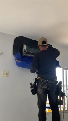 Com ele você pode limpar ar condicionado Split sem precisar desinstalar. Os seus clientes irão ficar satisfeitos, pois você ira fazer o serviço de limpeza no local na presença do cliente, eles acompanham a execução do serviço, irão ver a sujeira saindo e sendo acumulada em um reservatório, tudo de forma bem transparente e eficaz sem gastar muita água (colaborando com o meio ambiente).  #climatização #limpezadearcondicionado #refrigerator #arcondicionado #green #splits #eletricista #refrigerista #refrigeracion #elgin #instalacaoarcondicionado 