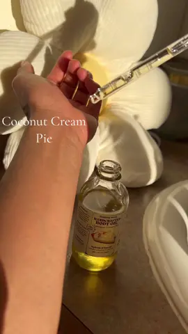 Chefs kiss 🍨🍦🤍 #bodyoil #chocomusk 