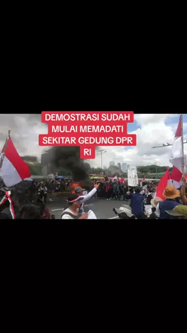 para peserta demonstrasi sudah mulai memadati sekitar Gedung DPR RI, seperti yang kita dengar, teriakan dari pembawa Orasi , Makzulkan Jokowi #demo #demostrasi #makzulkanjokowi #hakangket #DPR #viral #fyp 
