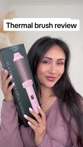 Vandaag probeer ik deze viral TikTok Thermal Brush! Oftewel, een verwarmde borstel waar je je haren kunt krullen / stylen alsof je de Dyson Airwrap hebt gebruikt of een blowout hebt gehad bij de kapper😍✨ #thermalbrush #thermalbrushstyling #hotbrush #hotbrushcurls #heatedbrush #heatedhairbrush #hairstyling 
