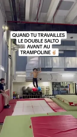 Quand tu travailles le double salto avant au trampoline ✌🏼Merci @Martin__ #gymnastik #gymnast #trampoline #doublefrontflip #GymTok #fypシ #laperledubai 