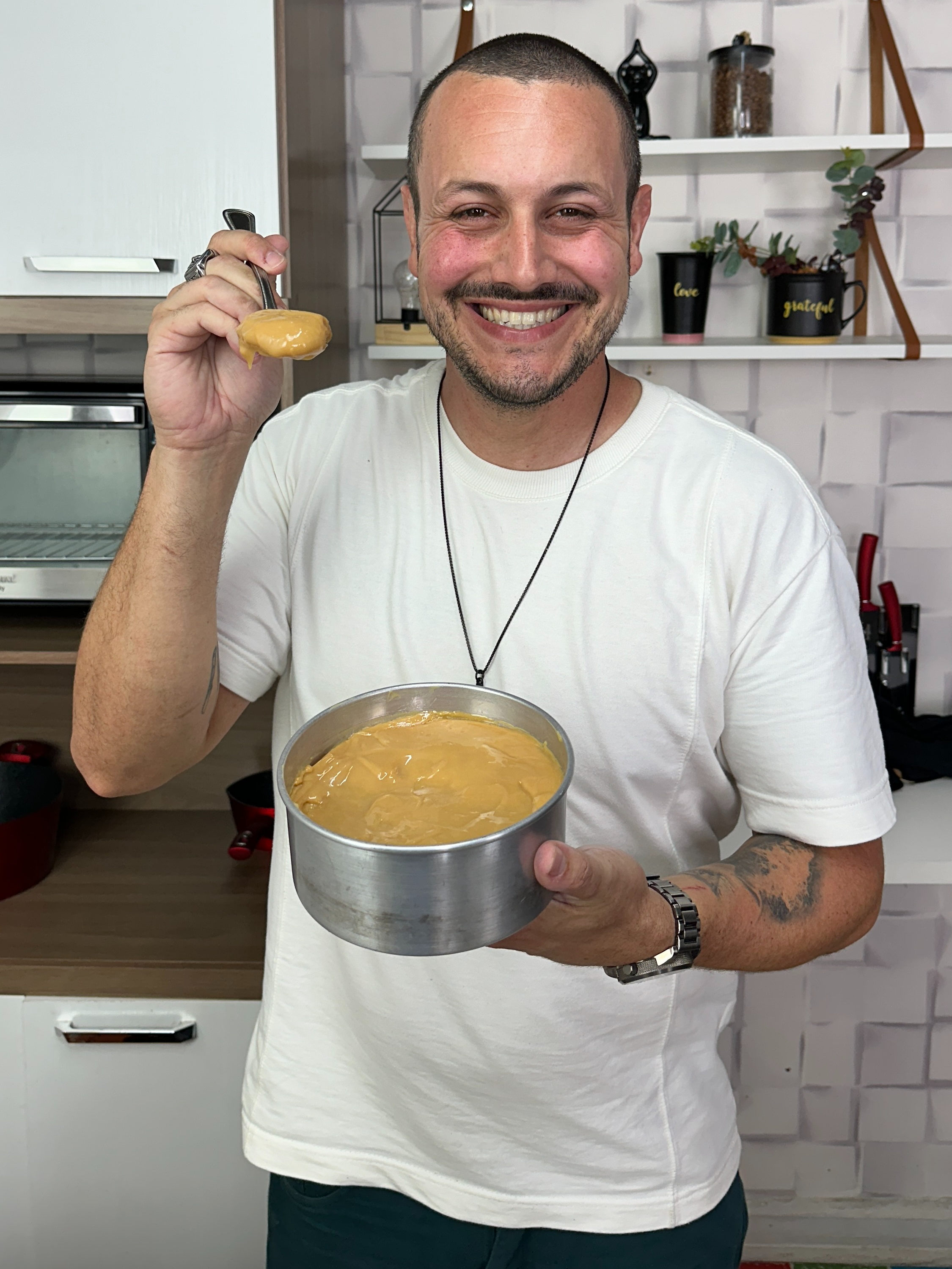 Fiz o melhor DOCE DE LEITE sem panela de pressão! INGREDIENTES: - 3 caixas de leite condensado MODO DE FAZER: Em uma forma, coloque o leite condensado e cubra com papel alumínio. Leve ao forno preaquecido a 250°C por pelo menos 1 hora em banho maria. #foodmakers #culinaria  #gastronomia  #receitas  #foodtiktok  #docedeleite  #banhomaria  #leitecondensado