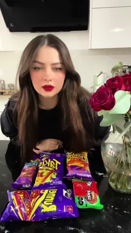 Preparando un manjar 😘🤌🏻 #picante #cheetos #takis #flaminhot #fuego #flama #retopicante #snack #botana #botanas #viral #trend 