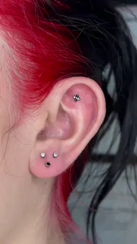 ¿Te atreves a realizarte este diseño de oreja? ✨  #viraltiktok #tendencia #piercing #piercingoreja #secondlobepiercing #medellin #poblado #colombia 