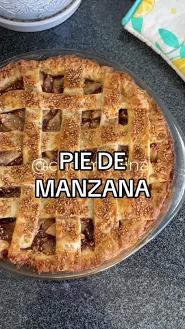 RECETA DE PIE DE MANZANA 🍏 🍏🍏 Ingredientes: Para la masa 	•	  300 g harina sin polvos de hornear / harina sin preparar 	•	  60 g azúcar blanca 	•	  1 cota sal 	•	  220 g mantequilla sin sal fría y cortada en cubitos 	•	  110 ml/g agua fría  Para el relleno 	•	  1 kg manzanas verdes  	•	  55 g mantequilla sin sal 	•	  90 g azúcar rubia 	•	  1¼ cdta canela molida 	•	  1¼ cdas maizena / almidón de maíz diluida en agua  	•	  ¼ cdta sal 	•	Jarabe de maple 2 cucharadas  	•	  2½/ cdtas agua Para armar • 5 cdas harina de almendras esto sirve para que absorba la humedad de las manzanas y no quede muy aguada la masa.  Para pintarlo 	•	  Bates un huevo y barnizas antes de hornear, agregas azúcar por encima, yo utilice ajonjolí garapiñados.  Llevas a hornear a 180 grados aproximadamente 50 a una hora está listo.  #chefmedina #recipes #piedemanzana #applepie #postres  