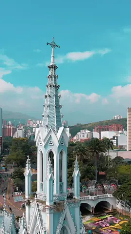 Una postal de Cali 🌿 . 📍Iglesia La Ermita, Cali - Colombia 🇨🇴 . #dronevideography #colombia #iglesia #iglesiacatolica #monumentos #landscape #turismo #vida #dronepilots #escultura #cali #sucursaldelcielo #valledelcauca #alcaldiadecali #caliescali #caliesunachimba #caleños #mirave #boulevardelrio #riocali #centrodecali #ermita #religion #travellife #travel #turismoreligioso #bendiciones #ciudad #downtown #turismocali