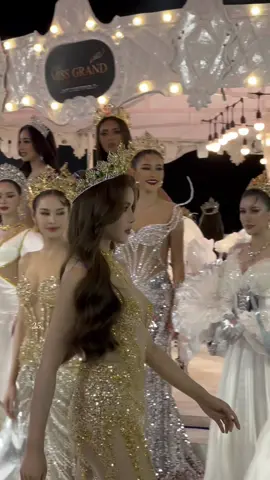 อันเชิญมงกุฎ ดูสายตาที่ผู้เข้าประกวดปี2024มิงพี่อุ้มสิ🥹🥹🥹 สมกับเป็นควีนมากๆ 👑👸🏽#อุ้มทวีพร #aoomtwp #missgrandthailand2023 #missgrandthailand2024 