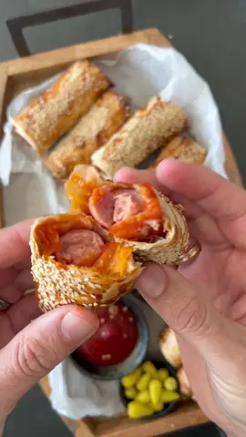 תכירו: מושיקו בתיבה 🤣 מצרכים;  חבילת נקניקיות  10 טורטיות ביצה + שומשום  למילוי: ממרחים שאוהבים (קטשופ, חרדל, פסטו, מיונז)  אופן ההכנה:  מחממים תנור ל-180 מעלות (חום עליון תחתון/טורבו)  מניחים טורטיה על משטח עבודה. ממלאים בממרחים שאוהבים ומקפלים מ-2 הצדדים כך שיתאים לרוחב הנקניקיה.  מניחים נקניקיה ומגלגלים.  מניחים על תבנית מרופדת בנייר אפיה, מברישים בביצה ומפזרים מעל שומשום.  אופים כ-25 דקות או עד הזהבה.  מגישים חם 