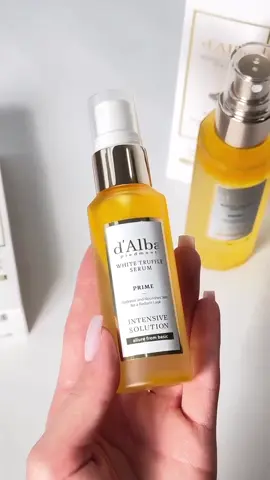Sẵn 2 bản 50-100ml  💥𝑺𝒆𝒓𝒖𝒎 𝒅𝒂̣𝒏𝒈  𝑿𝒊̣𝒕 𝒌𝒉𝒐𝒂́𝒏𝒈 𝒃𝒐̛ 𝒅’𝑨𝒍𝒃𝒂 𝑯𝒂̀𝒏𝒈 𝒏𝒐́𝒏𝒈 𝒉𝒐́𝒕 𝒉𝒐̀𝒏 𝒉𝒐̣𝒕 9.5 đ𝒊𝒆̂̉𝒎 𝒌𝒉𝒐̂𝒏𝒈 𝒄𝒐́ 𝒏𝒉𝒖̛𝒏𝒈 😂  ✨𝐗ị𝐭 𝐤𝐡𝐨á𝐧𝐠 𝐛ơ 𝐌ẫ𝐮 𝐦ớ𝐢 𝐜ủ𝐚 𝐝'𝐚𝐥𝐛𝐚 𝐡à𝐧𝐠 𝐡𝐢ế𝐦 𝐤𝐡ó 𝐭ì𝐦 𝐦ẫ𝐮 𝐜ũ đã 𝐭ố𝐭 𝐧𝐚𝐲 𝐦ẫ𝐮 𝐦ớ𝐢 𝐭ố𝐭 𝐡ơ𝐧 𝐧ữ𝐚 💥𝐌ẫ𝐮 𝐦ớ𝐢 𝐧ồ𝐧𝐠 độ 𝐠ấ𝐩𝟑 𝐦ẫ𝐮 𝐜ũ 𝐧𝐡é, 𝐯à 𝐜ó 𝐭𝐡ê𝐦 𝐭𝐡à𝐧𝐡 𝐩𝐡ầ𝐧 𝐭𝐢𝐧𝐡 𝐜𝐡ấ𝐭 𝐯à𝐧𝐠 𝟐𝟒𝐤. Serum xịt khoáng tinh chất vàng là sản phẩm đình đám nổi tiếng trên các tạo trí Hàn Quốc được các sao hàn tin dùngg  👉 Có thể dùng xịt khoáng bất cứ lúc nào :  -Sau khi rửa mặt  -Trc khi trang điểm -Sau khi trang điểm   -Khi da khô  ⏰Chỉ cần 3 giây thôi  ✅Công dụng:  •Cấp nước cho da, giúp da căng bóng •Kiểm soát bã nhờn, dầu thừa trên da. •Thư giãn làn da  👉🏼Cơ chế tương tự như 1 loại serum se khít lỗ chân lông •Giúp làn da mịn màng sáng khỏe. •Dưỡng ẩm, Dưỡng trắng. •Ngăn ngừa lão hóa. #xịt_khoáng_d_alba  #d_alba #skicare #dalbawhitetruffle