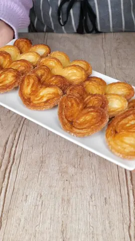 Como hacer PALMERITAS de HOJALDRE 😋 ✅ Solo necesitas 2 ingredientes; hojaldre y azúcar.  ✅ Para hornearlas precalienta tu horno a 190°C y cuando llegue a esa temperatura hornéalas hasta que estén doradas más o menos unos 15 minutos.  #palmeritas #hojaldrerecetas #2ingredientes #recetafacil 