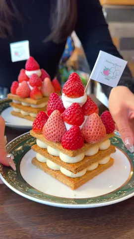 新大久保エリアにあるミルフィーユが名物のおしゃれカフェ🍓 甘い苺とザクザクのパイ生地、濃厚カスタードの組み合わせがおいしすぎる！ 2種のいちごを贅沢に積み重ねた苺タワーミルフィーユが特におすすめ🗼 📍新大久保「Re:s cafebar&sweets」 #東京グルメ #新大久保グルメ #新大久保カフェ #tokyo #japanesefood 