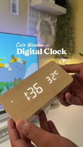 Cozy workspace ideas - this cute wooden digital clock 🏡🕒 #cozyworkspace #workspaceessentials #woodenclock #digitalclock #ledclock 