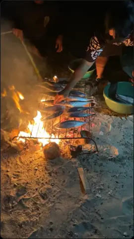 Ini bukan di Lombok tapi di lampung ,tapi cuma di #pulausebesi  Siapa yang pengen nyobain makan malam BBq ikan di pinggir laut dengan view sesyahdu dan indah ini #pulausebesilampungselatankrakatau #pulausebesilampungselatan 