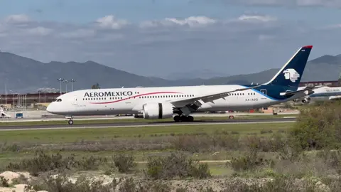 AeroMexico B787-8 Dreamliner aterrizando en Tijuana #aeromexico #boeing #787 #dreamliner #avgeek #aviation #fyp 