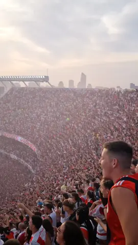 O ESTÁDIO TREME!🔥🇦🇷 Esse é o tipo de atmosfera que poucas torcidas no mundo conseguem! Clima de guerra! 🎥 @ultrasworld-official #ForadeCampo #RiverPlate #BocaJuniors