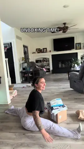 UNBOXING TIME!! The dogs love the gift🥹 #pr #unboxing #unboxwithme #amazon #amazonunboxing #haul #dogs #asmr #girls #haultok #haulunboxing amazon wishlist linked in bio 