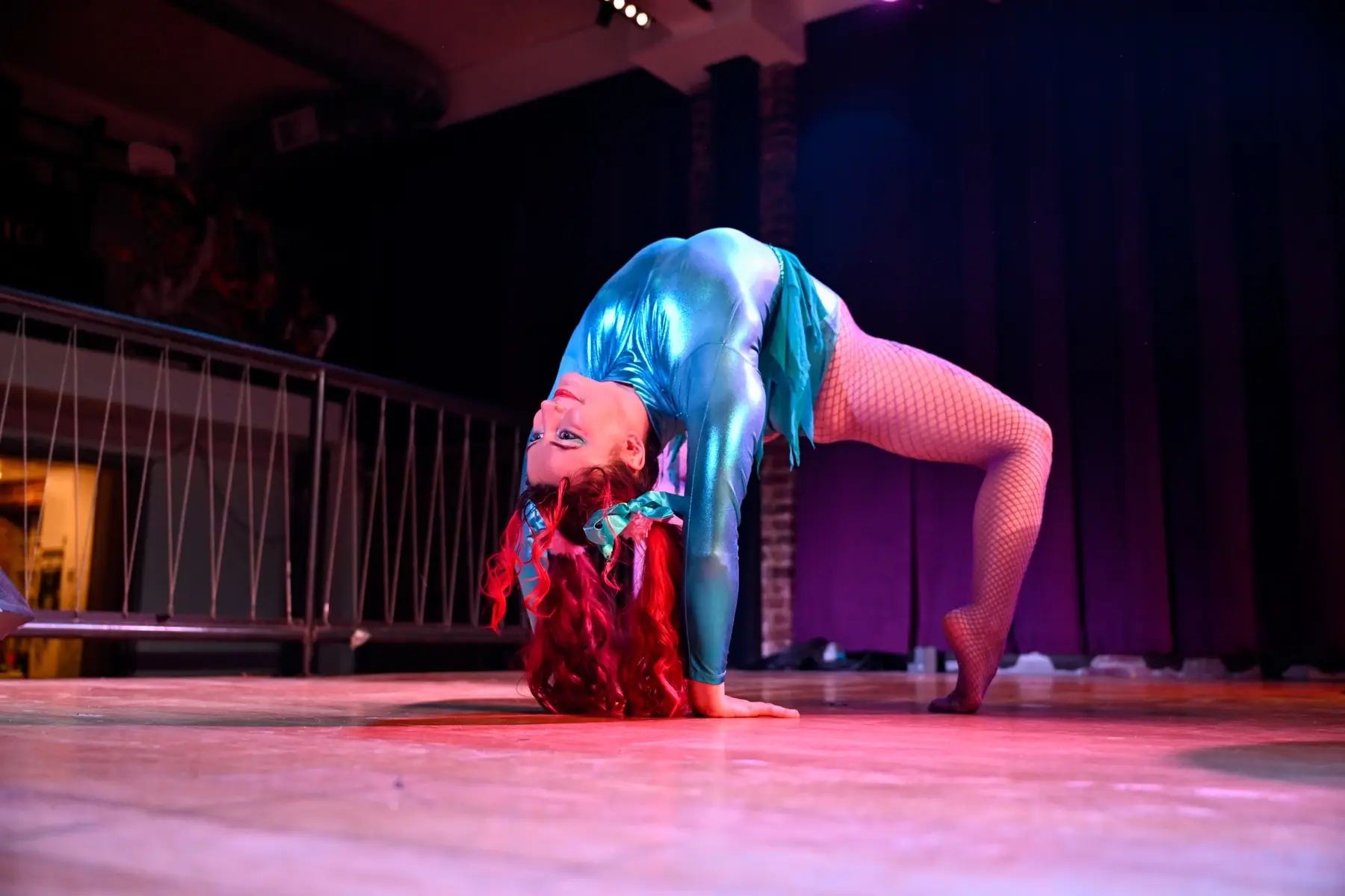 #contortionist #performer #flexible #contortion #circuslife #circusartist #circus #cirque #bendy #stagelife #varietyshow #backbend #circusgirl 