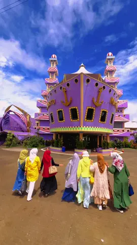 masjid perahu berwarna ungu, cocok nih buat ngajk keluarga liburan kesini 😁😍 #masjidperahu #masjidperahucicurug #masjidunik #sukabumi 