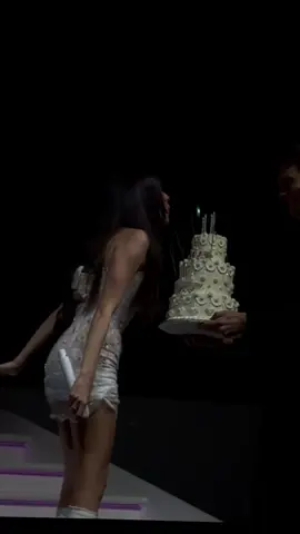 celebrating madison's birthday with her was so special :')  #spinnintourwarsaw #madisonbeer #madison #beer #spinnintour #silencebetweensongs #thespinnintour #stanlife #concert #ribbons #bows #sbs @madison 