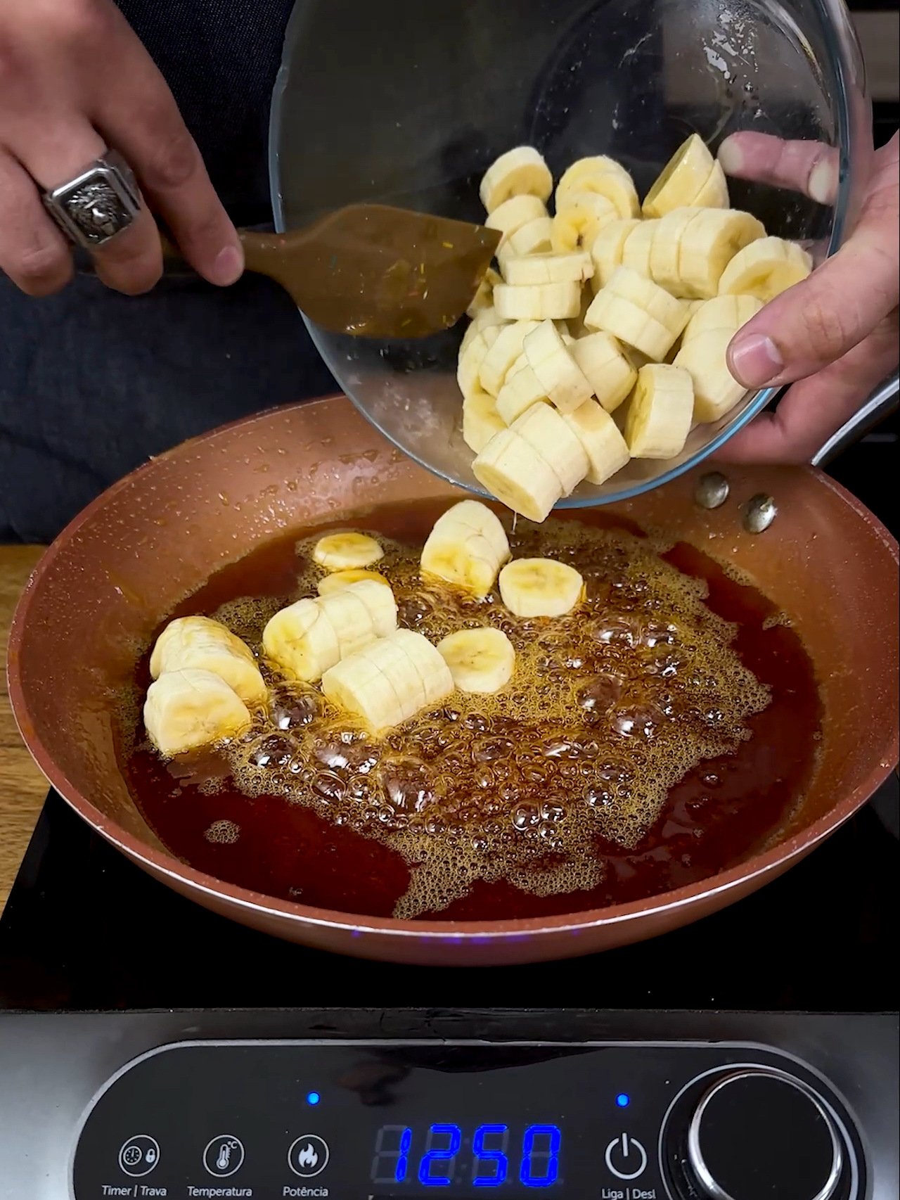 Joguei a banana no caramelo e fiz essa sobremesa econômica e deliciosa! Sossega Nora INGREDIENTES: - 2 xíc. de açúcar - 1 xíc. de água - 5 bananas - 1 cx de leite condensado - 5 c. de sopa de amido de milho - 1/2 cx de creme de leite - 2 xíc. de leite MODO DE FAZER: Coloque o açúcar em uma panela, adicione água gradualmente até dissolver, deixe ferver sem mexer até dourar. Adicione as rodelas de bananas e reserve. Em uma panela, com fogo desligado, adicione o leite condensado, o amido de milho, o creme de leite, o leite e misture. Ligue o fogo e mexa até engrossar. Acrescente a essência de baunilha. Em uma tigela, coloque o creme, o caramelo de banana e leve para a geladeira por 3 horas ou até gelar por completo. Sirva! #foodmakers  #culinaria  #gastronomia  #receitas  #foodtiktok  #sosseganora  #banana  #sobremesa  #caramelo