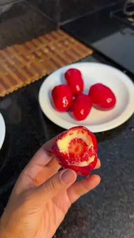 Morango do Amor 🍓❤️ se você gostou da receita de Bala baiana, você vai AMAR essa 😍 Para o brigadeiro branco: 1 lata de leite condensado  3 colheres de sopa de leite em pó 🥄  1/2 caixinha de creme de leite  1 colher de sopa de manteiga 🧈  Para a calda: 2 e 1/2 xícaras de açúcar  1 e 1/2 xícara de água 💧  2 colheres de sopa de vinagre (usei de álcool) Gotinhas de corante vermelho  - misture tudo muito bem, leve para o fogo médio e não mexa mais. A calda estará pronta quando colocar um pouco na água e fizer um barulhinho crocante. A minha demorou 25 minutos ⏳ Dicas: os morangos devem estar completamente secos para enrolar no brigadeiro e depois que enrolar, leve para a geladeira. Vai facilitar a não desmancharem quando passar na calda. #morango #morangodoamor #docedemorango #docinho #sobremesa #dessert #receita #receitas #Recipe #recipes #receitadoce #food #comida #culinaria #fy #fyp 