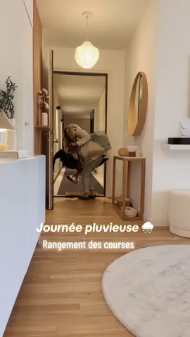 Retour de courses ! 🛒🛍️   Ça prend peut-être quelques minutes en plus ⏱️ plutôt que de mettre les aliments directement dans le placard ou le frigo mais je trouve qu’on y voit plus clair 👀 Ça facile le quotidien par la suite 🙏🏼 et le rendu est très agréable 😊 Top 👍🏻 ou flop 👎🏻 ?? #france #apartmenttherapy #organisation #rangement #rangementcuisine #cuisinepausedeco  