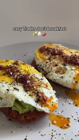 Trader Joe’s hashbrowns are a must have in this house!! She isnt the prettiest or the healthiest but i promise you this combo is FIREEE #traderjoes #traderjoesmusthaves #hashbrowns #hashbrownavocadotoast #avotoastrecipe #avotoast #breakfastideas #breakfasttime #wfhbreakfast #wfhmeals #wfhlunch 