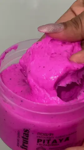 Depois desse vídeo você vai querer ir até tomar um banho usando esse esfoliante maravilhoso com cheirinho de pitaya, e o melhor ele é super baratinho.🚿🧖🏻‍♀️  O Esfoliante de Pitaya @Porán Cosméticos ele pode ser usado tanto no rosto quanto no corpo, ele promove renovação celular combatendo o envelhecimento precoce. Com uma ação rica em antioxidantes, desobstrui poros, elimina as impurezas. Aliado ao D-Pantenol neutraliza o ressécamento e preserva a hidratação natural da pele. Excelente para evitar acnes, cravos e foliculites, e pensa em um cheirinho suave que fica na pele.✨🩷  Já salva aí para comprar e compartilha com aquela sua amiga. 😍😍😍 #esfoliante #esfoliantecorporal #banhopremium #esfoliantefacial 