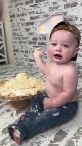 Stay tuned 👀 #babiesoftiktok #cutebaby #funnybaby #fyp #1stbirthday #photoshootideas 